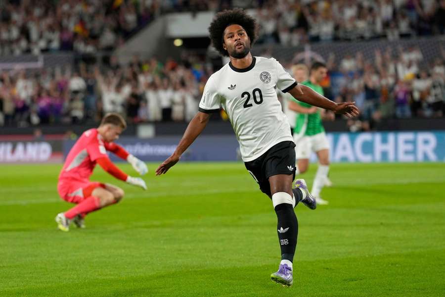Serge Gnabry bejubelt seinen Treffer zum 1:0.