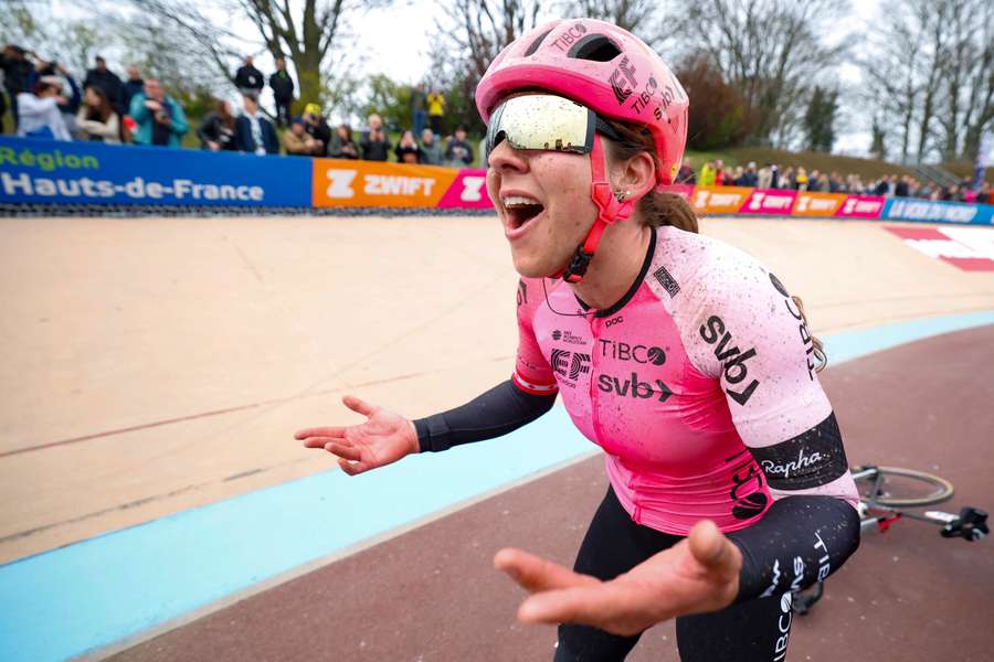 Alison Jackson na haar zege in Parijs-Roubaix