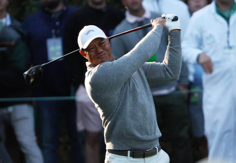 Tiger Woods bate o seu tee shot no 15.º buraco durante a primeira ronda