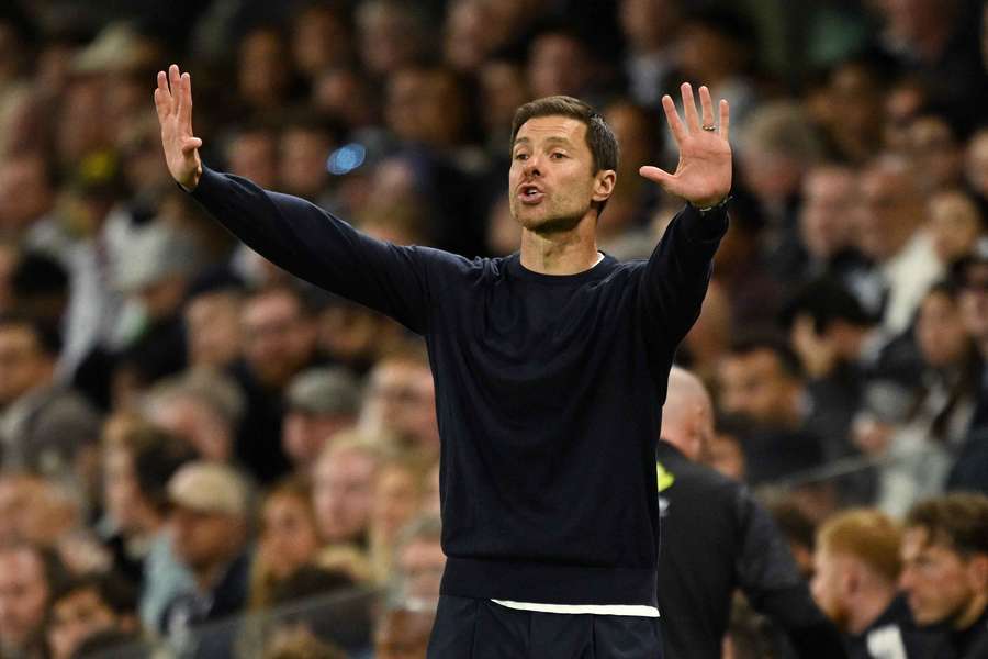 Xabi Alonso během utkání proti Fulhamu.