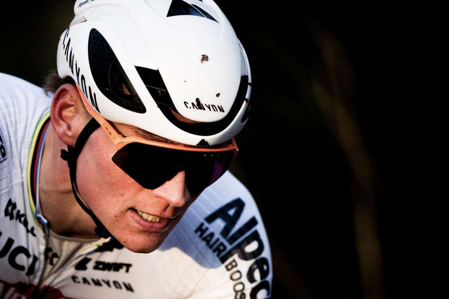 Van der Poel reçu cinq sur cinq en Coupe du monde à Gavere