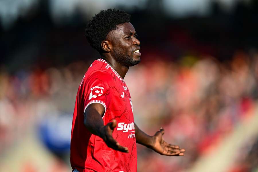 Pardubický křídelník Emmanuel Godwin dostal znovu červenou kartu.