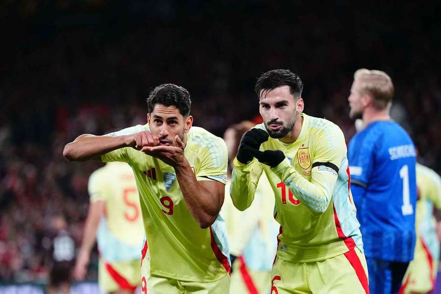 Ayoze Pérez of Spain celebrates the team's second goal