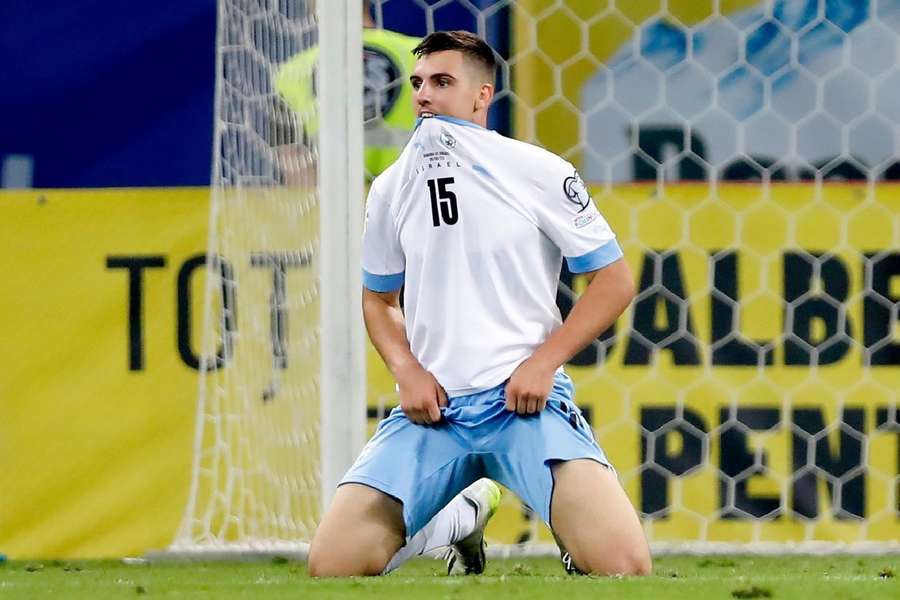 Oscar Gloukh în timpul meciului din preliminarii cu România