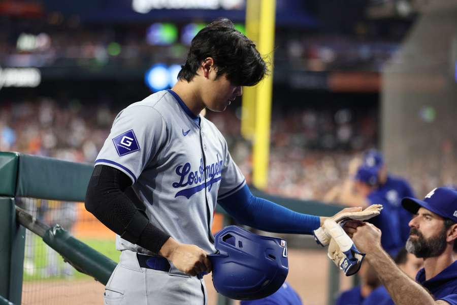 Ohtani, felicitado por sus compañeros