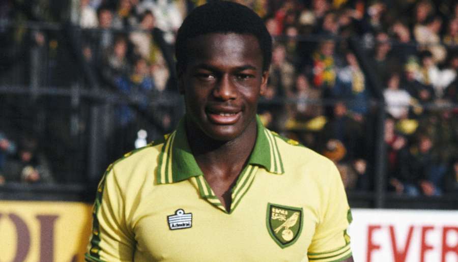 Justin Fashanu com o fardamento canário