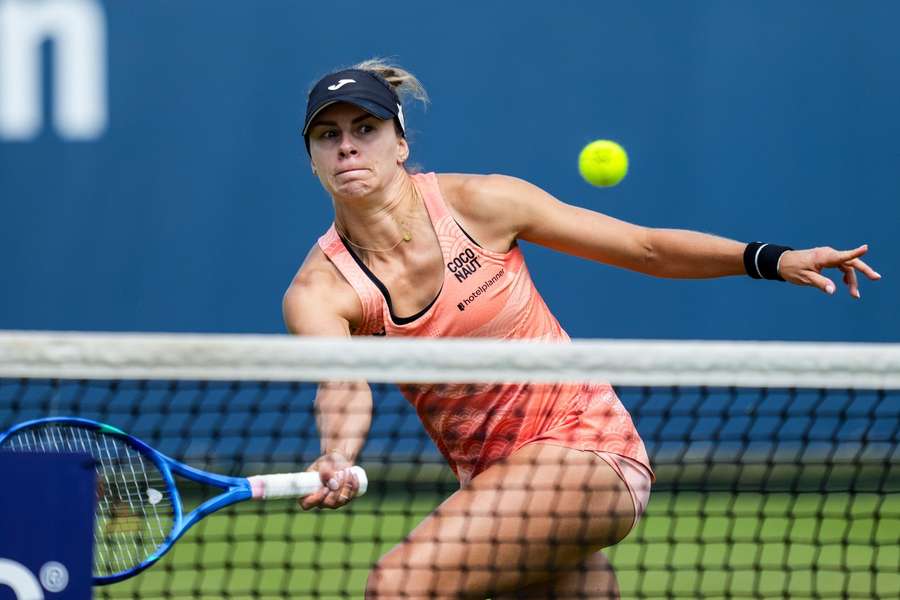 Tenis Flash: Linette zaczyna turniej w Nottingham, Hurkacz wycofał się w Halle