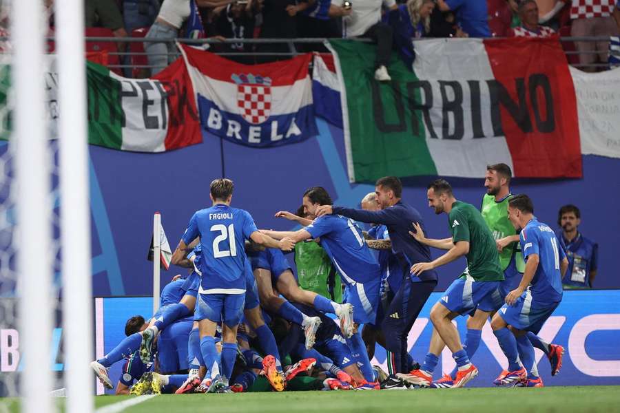 Itália marcou no último lance da partida e apurou-se para os oitavos