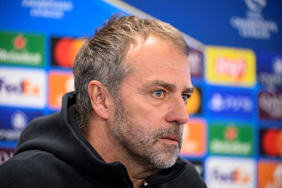 Hansi Flick durante la conferenza stampa alla vigilia di Barcellona-Atalanta