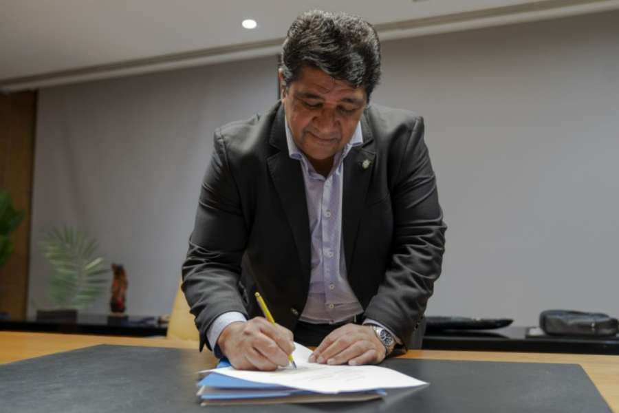 Ednaldo Rodrigues assina documento que oficializou candidatura do Brasil