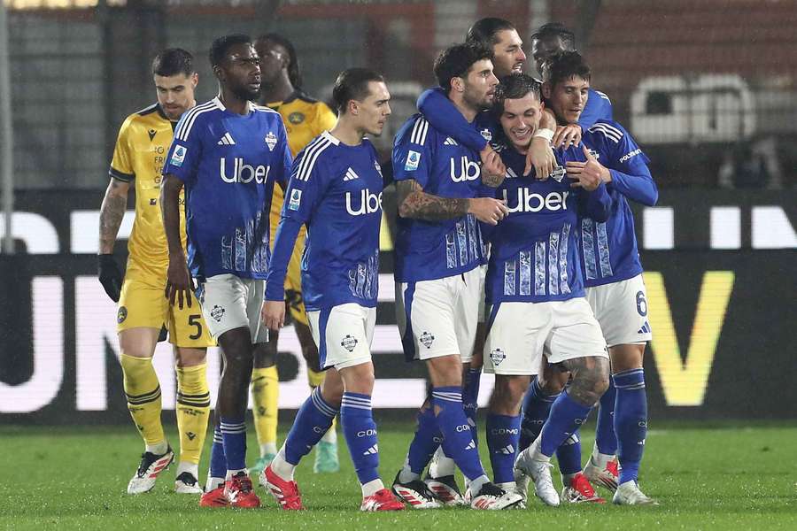 Piłkarze Como świętują gola w meczu z Udinese.
