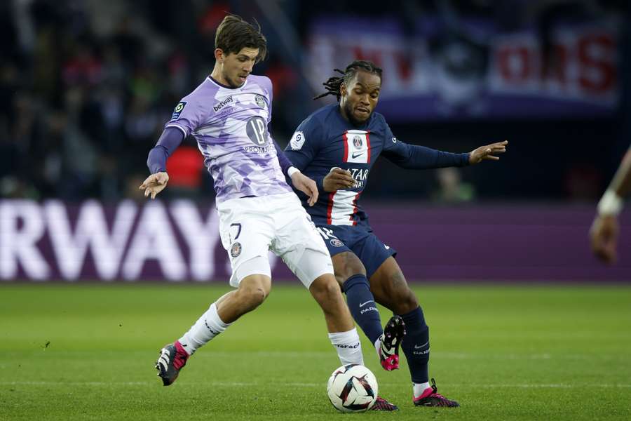 Spierings (l) in duel met PSG-middenvelder Renato Sanches