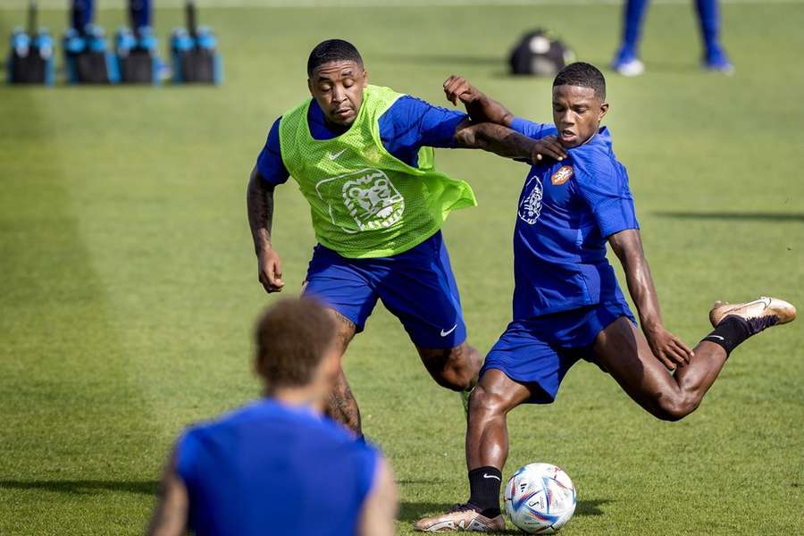 Steven Bergwijn (l) en Tyrell Malacia tijdens een training van Oranje in Qatar