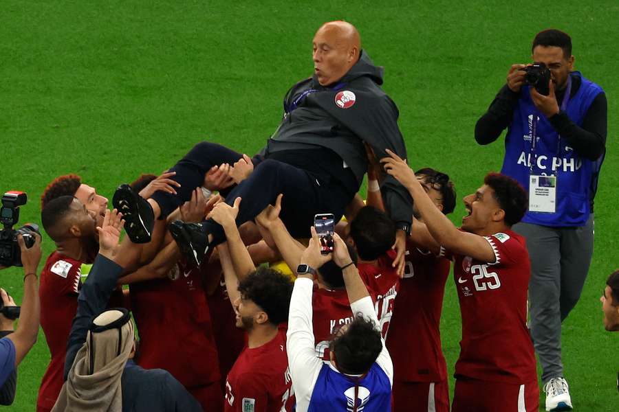 Tintín Márquez, manteado por sus jugadores tras ganar la Copa de Asia