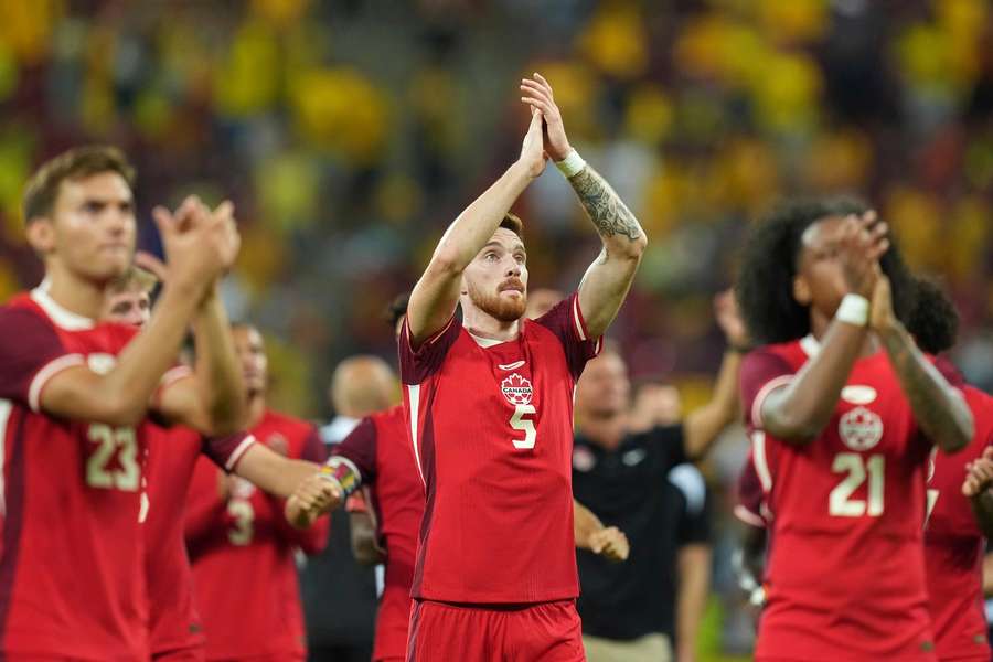 Jucătorii Canadei salută galeria după victoria cu 3-0 în fața României