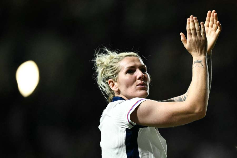 Millie Bright retirou-se do campo por estar "mental e fisicamente" nos seus limites