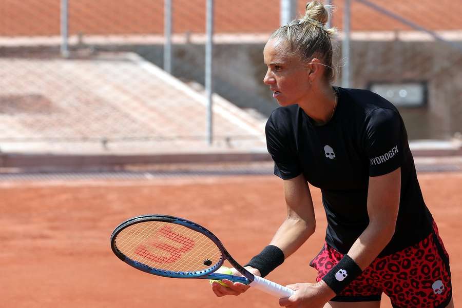 Arantxa Rus won in drie sets van haar Russische tegenstander en treft nu een Argentijnse