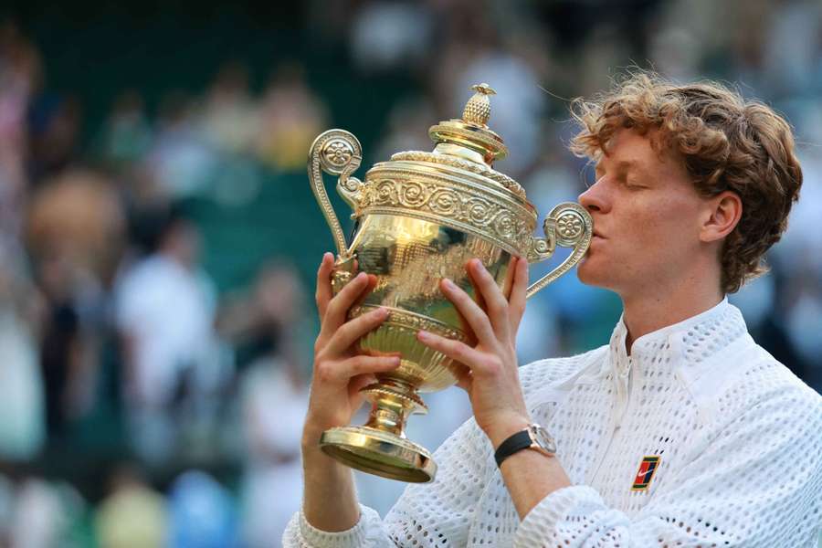 Jannik Sinner con il secondo trofeo vinto a Wimbledon lo scorso mese di luglio Jannik Sinner con il secondo trofeo vinto a Wimbledon lo scorso mese di luglio