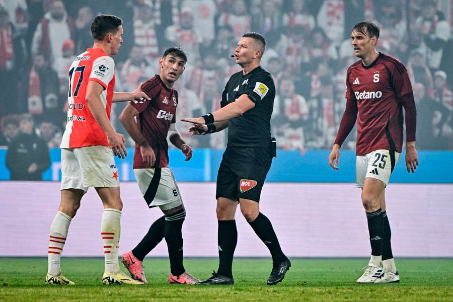 Sudí Ladislav Szikszay v akci během derby Slavie se Spartou.