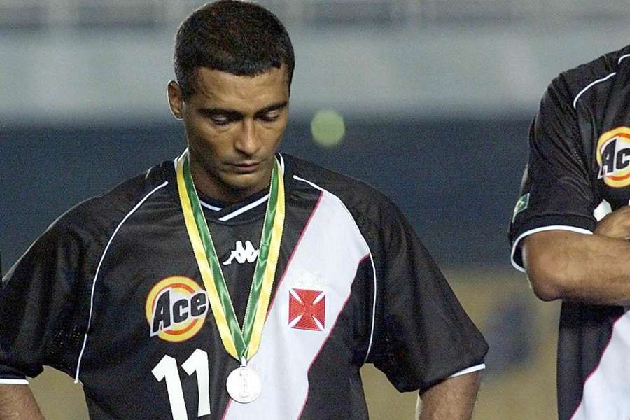 Romário com a medalha de prata do Mundial da FIFA de 2000