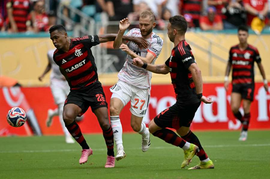 Alex Sandro e Léo Ortiz em disputa com Laimer, do Bayern de Munique