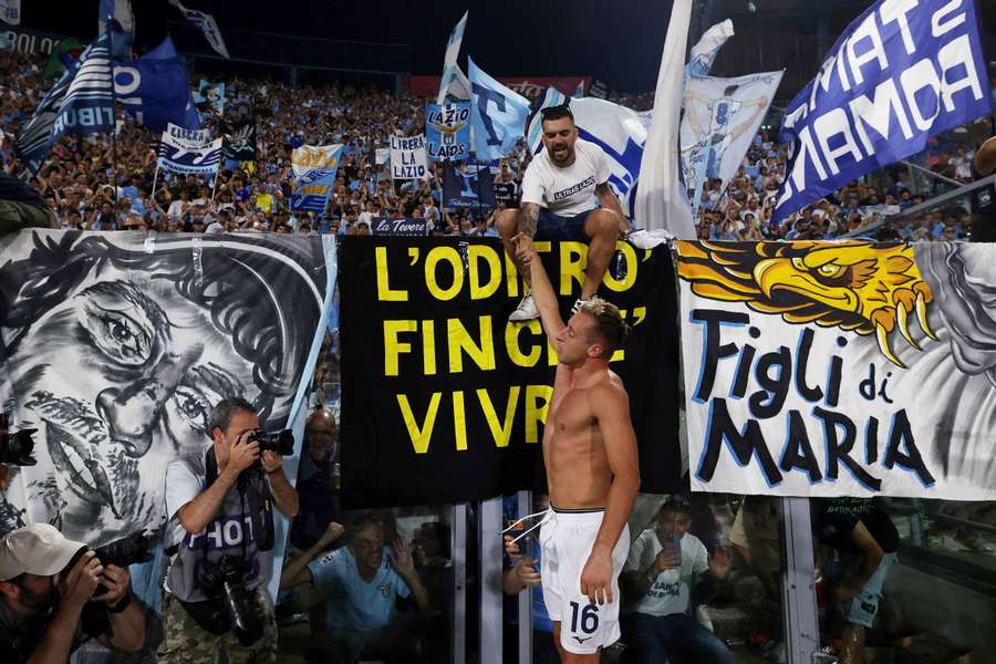 Frattesi è già l'idolo dei tifosi Frattesi è già l'idolo dei tifosi