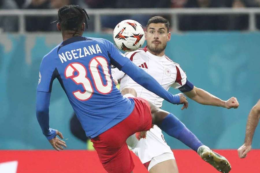 Siyabonga Ngezana, în meciul cu Olympiacos din Europa League