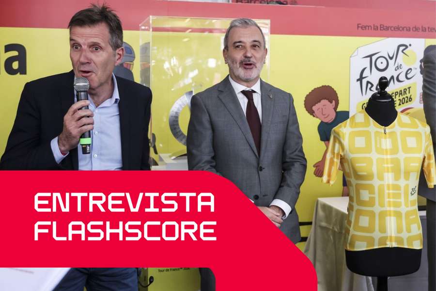 Pierre-Yves Thouault apresenta a camisola amarela na companhia do presidente da Câmara de Barcelona, Jaume Collboni