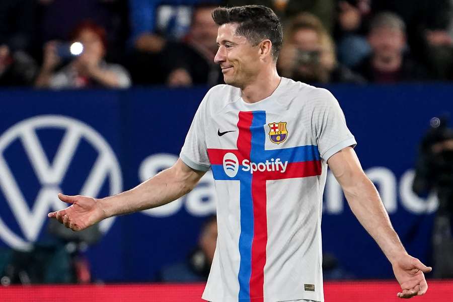 Barcelona odrabia straty mimo czerwonej kartki Lewandowskiego