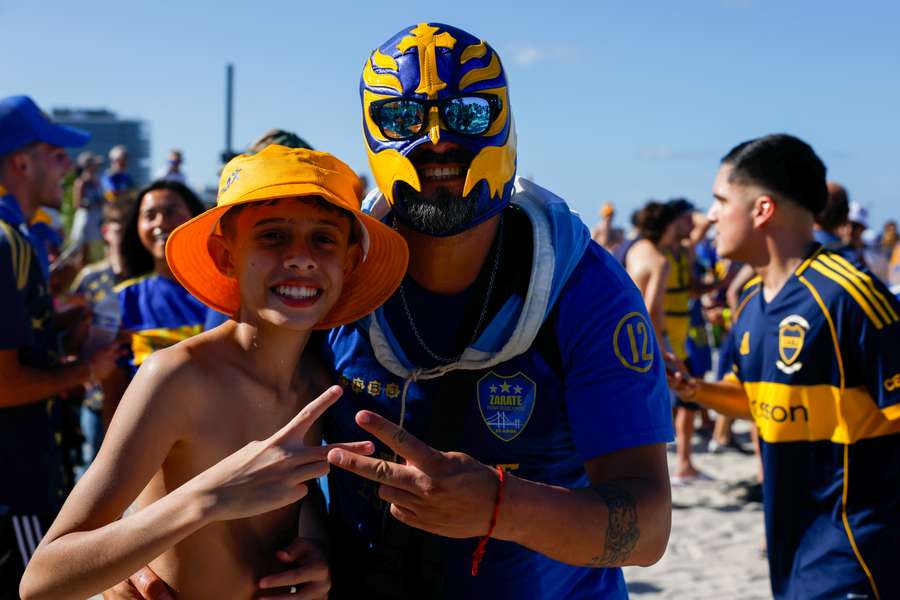 Algunos hinchas llevaban máscaras tradicionales de la lucha libre de Luchador Algunos hinchas llevaban máscaras tradicionales de la lucha libre de Luchador