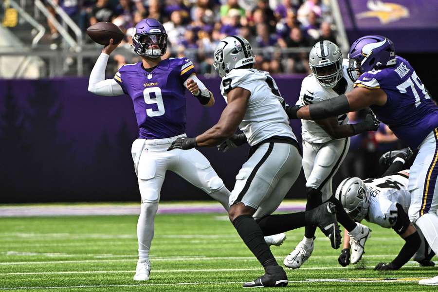 J.J. McCarthy en acción durante el partido de práctica contra los Raiders