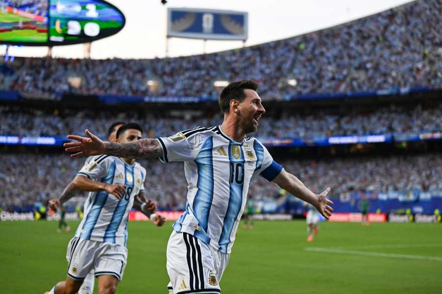 Messi celebrando un gol ante Argelia. El argentino marcó tres veces en el partido.