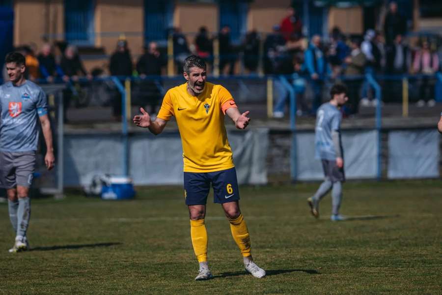 V lize hrál v patnácti, teď táhne známý klub ve čtvrté lize. Zázemí je nadstandard, těší Pilíka