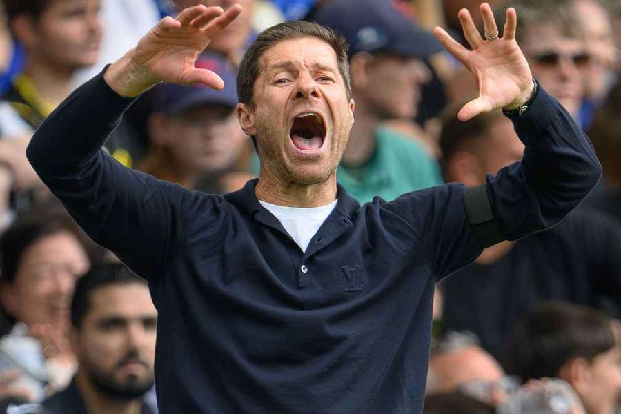 Xabi Alonso se desespera en la banda