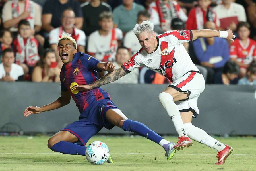 Lamine Yamal e Pep Chavarría disputam a bola 