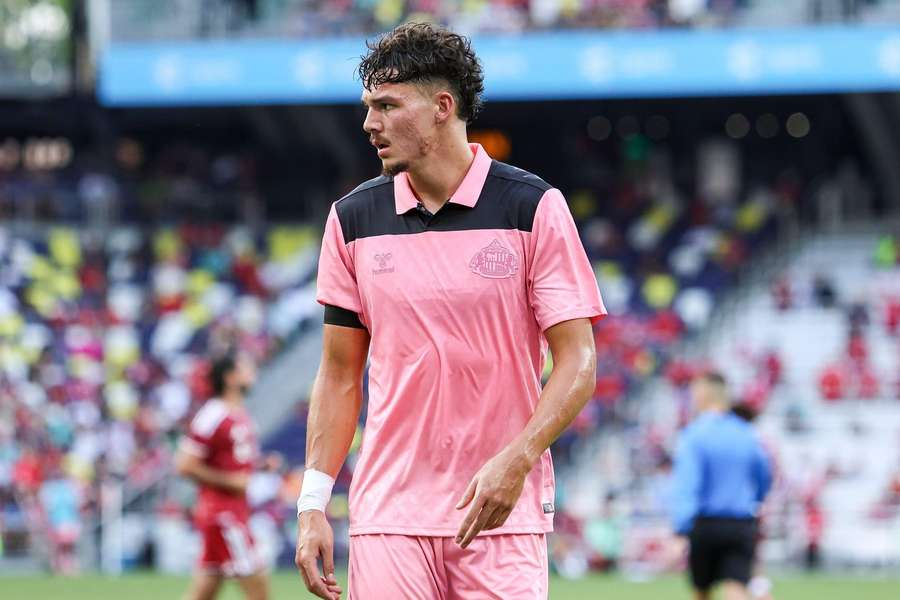 Seelt signs new Sunderland deal before Swansea loan switch