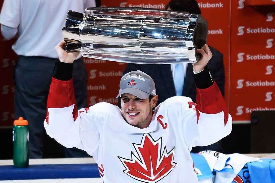 Crosby s trofejí pro vítěze Světového poháru 2016.
