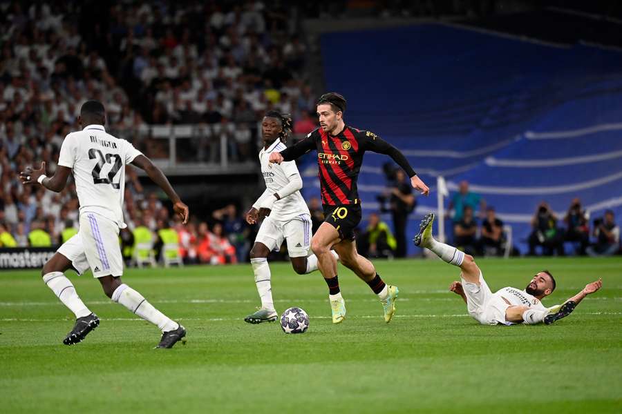 El centrocampista inglés del Manchester City Jack Grealish (2R) compite con el defensa español del Real Madrid Dani Carvajal