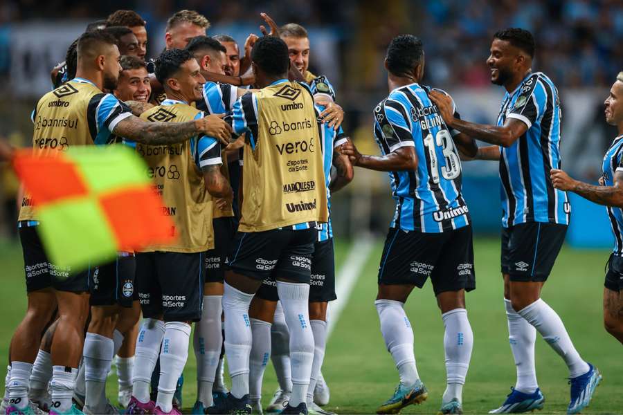 Jogadores do Grêmio celebram resultado na Arena 