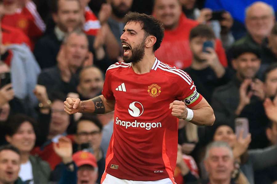 Bruno Fernandes comemora após marcar gol de falta