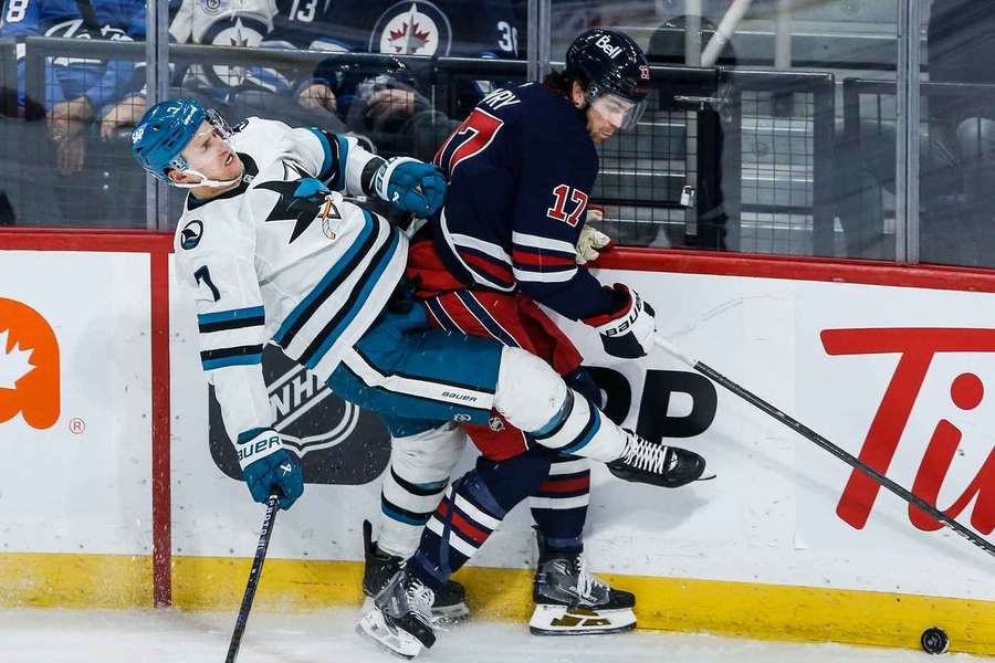 Nico Sturm (l.) bekommt einen Check von Adam Lowry.