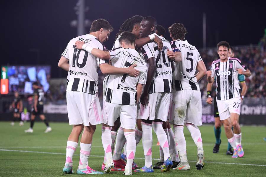Los jugadores de la Juventus celebran uno de sus goles ante el Venecia