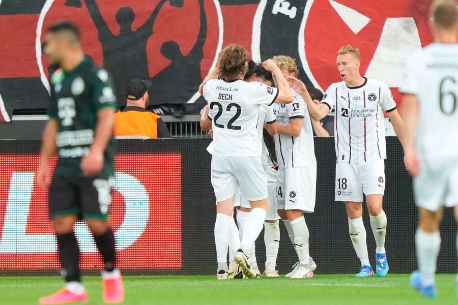 FC Midtjylland lægger fantastisk fra land i CL-kval mod ungarere trods brændt straffe