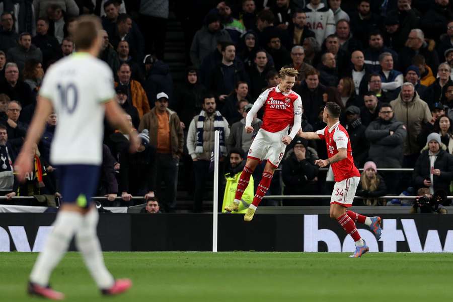 Um salto de gigante para o título: Arsenal (con)vence em casa do rival Tottenham (0-2)