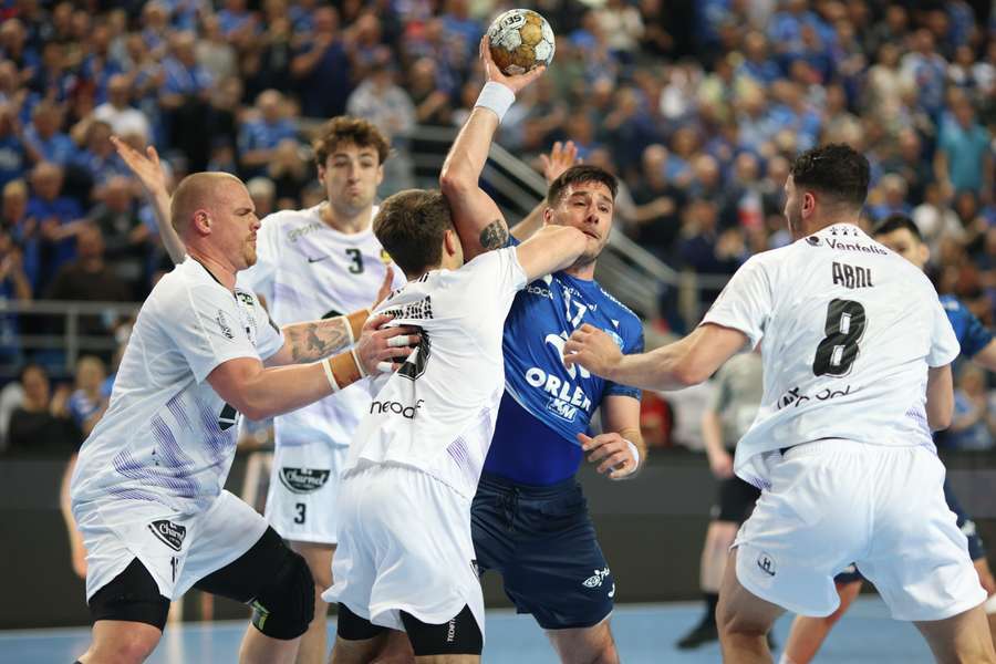 Zawodnik Orlen Wisły Płock Abel Serdio (2P) i Ayoub Abdi (P) z HBC Nantes
