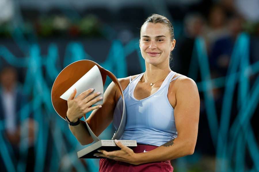 Aryna Sabalenková s vítěznou trofejí.