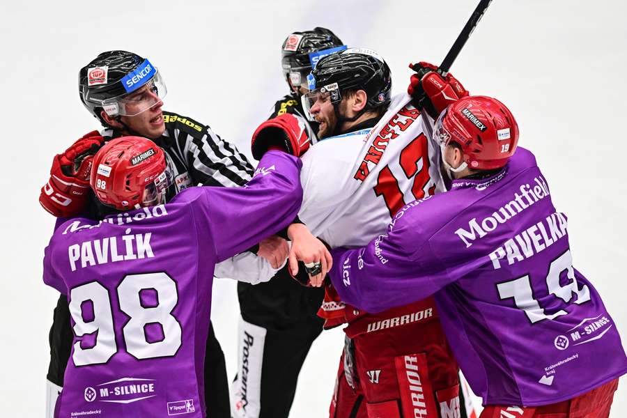 Radovan Pavlík a Tomáš Pavelka z Hradce v potyčce s olomouckým Janem Knotkem.