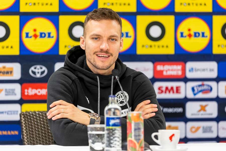 Haraslín na tlačovej konferencii.