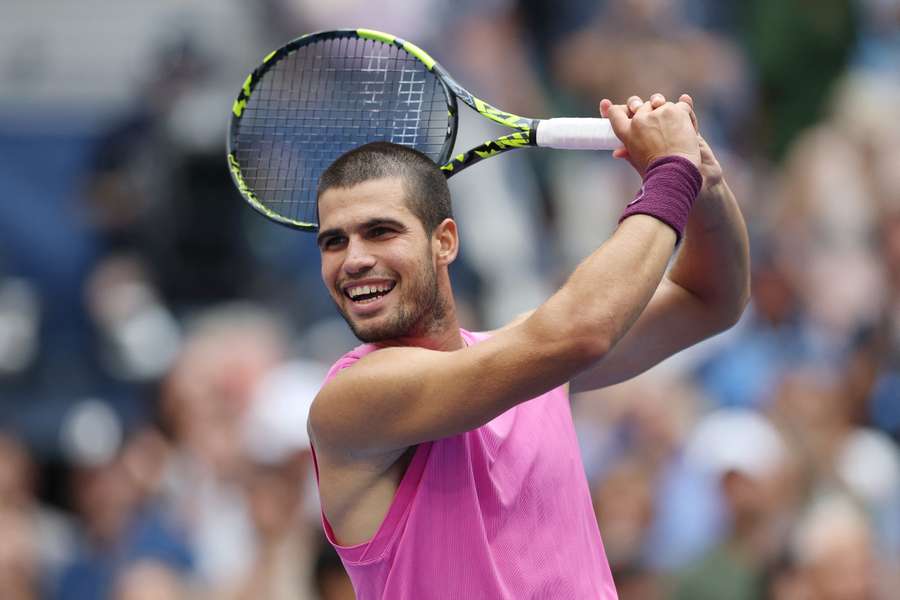 Carlos Alcaraz pokonuje słabnącego Djokovica w trzech setach i awansuje do finału US Open