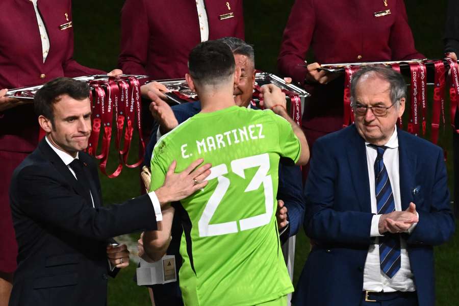 Emiliano Martínez recoge la medalla de campeón del mundo. Emiliano Martínez recoge la medalla de campeón del mundo.